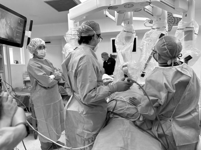 Dr. Rodrigo León Mar realizando una cirugía de próstata asistida por robot Da Vinci en CDMX